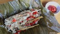 Kalau ke Tansu Jakarta jangan lupa juga untuk memesan menu Nasi Burih. Menu tersebut diracik menggunakan resep keluarga. Berupa nasi pepesan dan jeroan ayam. Foto: detikFood/Riska Fitria