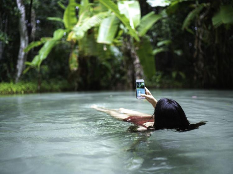 Istimewa Banget! Kolam Air Hangat di Tengah Hutan