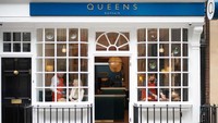 Berbasis di distrik kelas atas London Pusat, kedai kopi Queens of Mayfair telah menjual lebih dari separuh stok yang tersedia. Kopi premium ini hanya dapat diminum di tempat sebagai bagian dari pengalaman eksklusif.