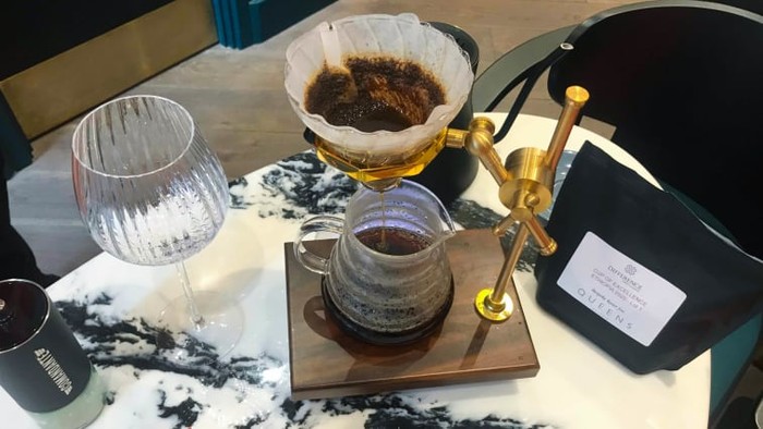 Kopi V60 di Kafe Queens of Mayfair London