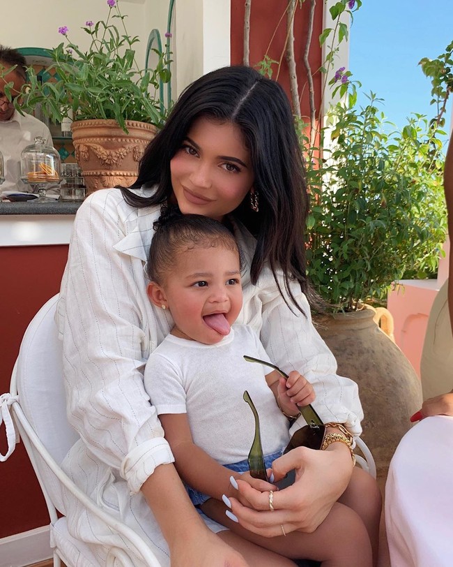 6. Stormi WebsterKylie Jenner adalah salah wanita kaya termuda. Tak heran jika pebisnis kosmetik itu akan mewariskan banyak harta pada anak pertamanya, Stormi Webster. Terlebih ayah Stormi adalah seorang rapper terkenal. Anak tiga tahun ini diprediksi memiliki $726 juta (Rp 10 triliunan) di genggaman. Foto: Instagram @kyliejenner