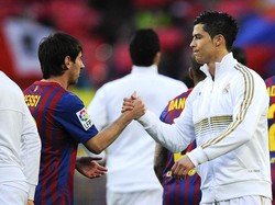 Pindahnya Ronaldo ke Real Madrid membuat para penggemar sepakbola kian rutin dimanjakan dengan duel GOAT. Foto: Getty Images/David Ramos