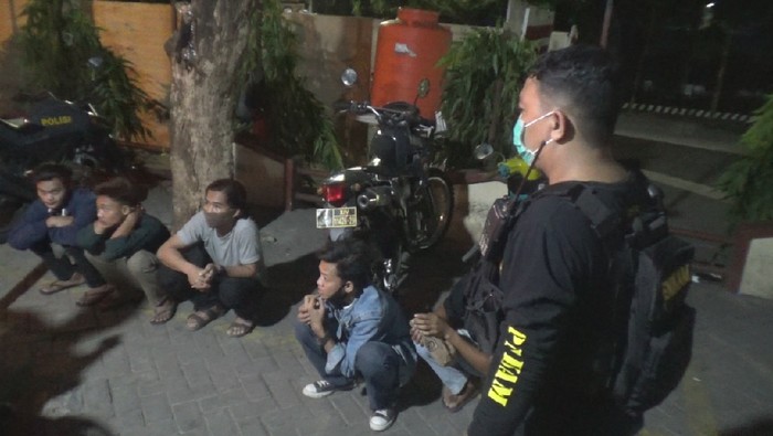 Lima pria mabuk dan bawa motor ngebut di Makassar ditangkap polisi