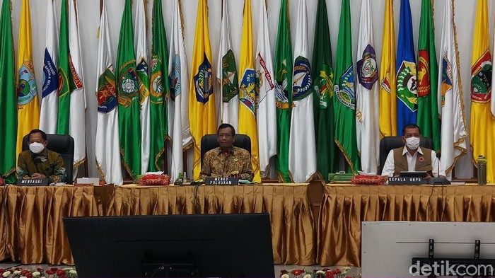 Mahfud Md dalam rapat analisa dan evaluasi pelaksanaan kampanye Pilkada