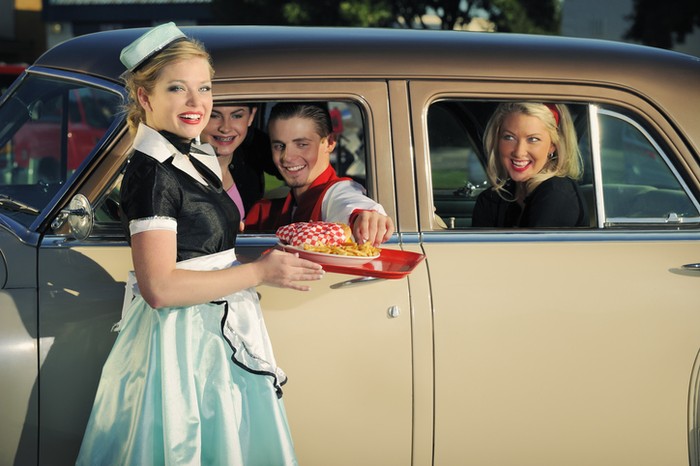 5 Tips Nyaman Makan di Mobil yang Lagi Ngetren