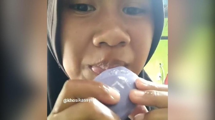 Ngeri! 5 Orang Ini Nekat Makan Sabun Mandi dan Minum Sampo