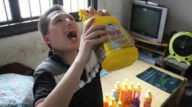 Ngeri! 5 Orang Ini Nekat Makan Sabun Mandi dan Minum Sampo