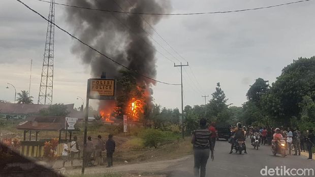 Massa rusak Kompleks Kantor Bupati Keerom, Papua.
