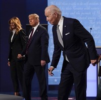 Bahkan ketika naik panggung, Melania Trump tetap memilih tanpa masker. Sementara itu, istri Joe Biden, Jill, memilih untuk tak memakai masker. (Foto: AP/Julio Cortez)