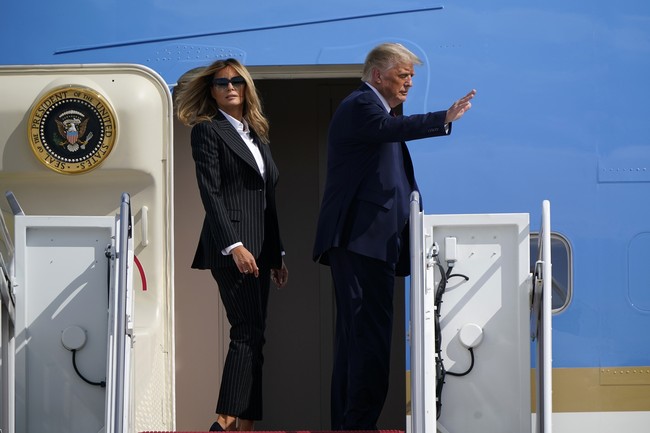 Meski bergaya maskulin, Melania tetap menghadirkan sentuhan feminin lewat pilihan heels hitam dari Christian Louboutin. Tidak ketinggalan kacamata hitam sebagai sentuhan terakhir. (Foto: AP/Julio Cortez)