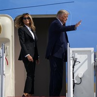 Meski bergaya maskulin, Melania tetap menghadirkan sentuhan feminin lewat pilihan heels hitam dari Christian Louboutin. Tidak ketinggalan kacamata hitam sebagai sentuhan terakhir. (Foto: AP/Julio Cortez)