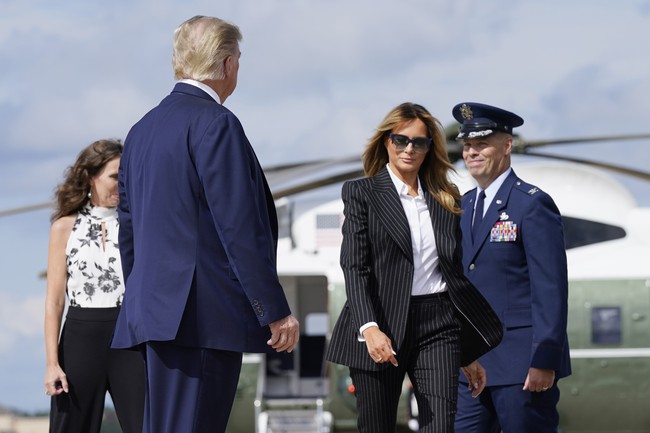 Setelan tersebut merupakan keluaran salah satu label favorit Melania Trump, Dolce & Gabbana. (Foto: AP/Julio Cortez)