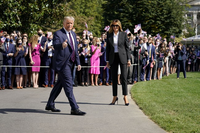 Presiden AS Donald Trump dan Ibu Negara Melania Trump dinyatakan mengidap virus Corana, Jumat (2/10/2020), setelah menghadiri Debat Capres AS beberapa hari lalu. Inilah penampakan mereka sebelum bertolak dari Gedung Putih menuju acara yang digelar di Cleveland, Ohio, Selasa (29/9/2020). (Foto: AP/Julio Cortez)
