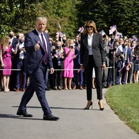 Presiden AS Donald Trump dan Ibu Negara Melania Trump dinyatakan mengidap virus Corana, Jumat (2/10/2020), setelah menghadiri Debat Capres AS beberapa hari lalu. Inilah penampakan mereka sebelum bertolak dari Gedung Putih menuju acara yang digelar di Cleveland, Ohio, Selasa (29/9/2020). (Foto: AP/Julio Cortez)