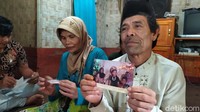 Ade, sang ayah, yang menunjukkan foto Meli kecil. Ismet Selamet/detikFoto