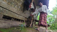 Beberapa kayu penyangga rumahnya sudah lapuk dan atapnya pun bocor sehingga air dapat masuk kala hujan deras. Ismet Selamet/detikFoto