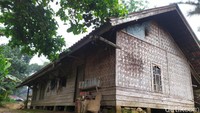 Meli tinggal di sebuah rumah panggung di daerah Cianjur. Ismet Selamet/detikFoto