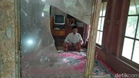 Kondisi rumahnya pun begitu memprihatinkan bahkan bisa disebut tak layak huni. Ismet Selamet/detikFoto
