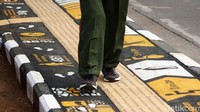 Terdapat beberapa gambar di jalur pedestarian itu yang membuat pejalan kaki nyaman.
