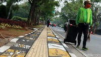 Jalur pedestarian itu juga sudah dilengkapi fasilitas untuk penyandang disabilitas yakni dipasang guiding bloks berwarna kuning.