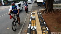 Beragam gambar dan pesan yang tertulis membuat trotoar itu berbeda dengan lainnya.