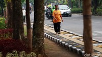 Kini warga menjadi bertambah nyaman melintas di trotoar tersebut.