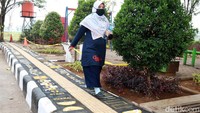Jalur pedestarian di Taman Arcamanik, Kota Bandung, ditata menjadi unik.