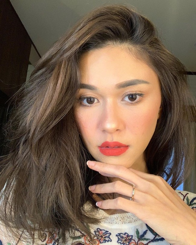 Nana MirdadNana Mirdad merupakan anak dari Lydia Kandou yang diketahui punya darah Manado-Belanda. Sedangkan sang ayah Jamal Mirdad berasal dari Kudus, Jawa Tengah. Tak heran jika kecantikannya bikin susah berpaling. Foto: Instagram @nanamirdad_