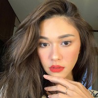 Nana MirdadNana Mirdad merupakan anak dari Lydia Kandou yang diketahui punya darah Manado-Belanda. Sedangkan sang ayah Jamal Mirdad berasal dari Kudus, Jawa Tengah. Tak heran jika kecantikannya bikin susah berpaling. Foto: Instagram @nanamirdad_