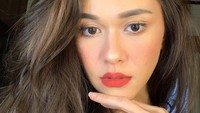 Nana Mirdad juga pernah mengakui jika hamil di luar nikah. Kini ia hidup bahagia dengan Andrew White. Foto: Instagram @nanamirdad_