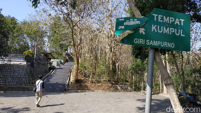 Ada 27 desa dari 7 kecamatan di Pacitan yang rawan tsunami. Pemkab setempat pun menyiapkan belasan tempat evakuasi jika sewaktu-waktu musibah terjadi.