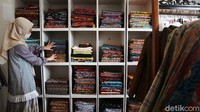 Wijiastuti mengatakan, permintaan baju batik tulis melorot selama masa pandemi COVID-19. 