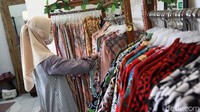 Menurut Wijiastuti, permintaan baju batik tulis melorot hingga 50 persen.