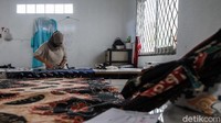 Penurunan penjualan batik akibat dari pandemi Corona. 