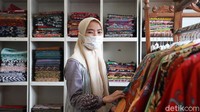 Pengusaha UMKM konveksi batik tulis Wijiastuti menunjukan koleksi baju di workshopnya, Butik Dewi Sambi, Cipadu, Kota Tangerang,  Kamis (1/10/2020). 