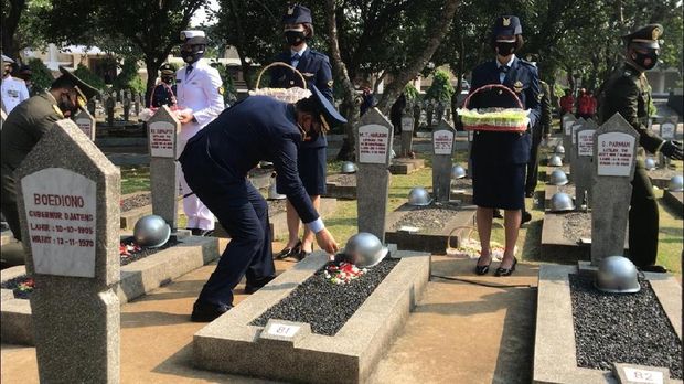 Panglima TNI ziarah nasional dan tabur bunga di TMP Kalibata (Foto: Tiara/detikcom)