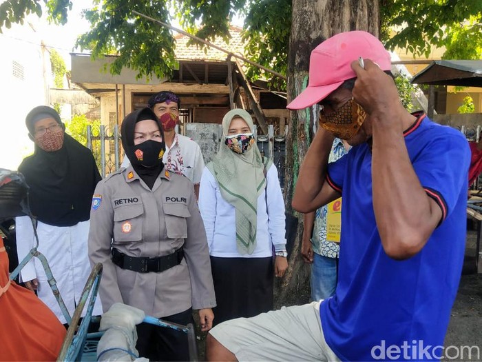 Dokter di RSUD Koesma Tuban, dr Devid Erfiyanto meninggal karena terpapar COVID-19. Jenazah dimakamkan dengan protokol COVID-19 di Pemakaman Brondong, Lamongan.