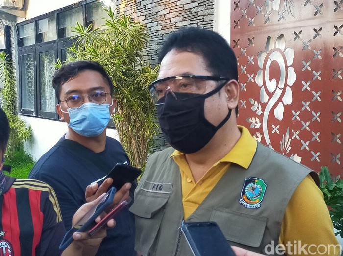 Pemkab Banyuwangi menyiapkan Gedung Balai Diklat di Desa Tamansari, Kecamatan Licin sebagai lokasi isolasi pasien positif COVID-19 yang tidak miliki gejala klinis, atau orang tanpa gejala (OTG). Ini dilakukan karena ada indikasi pasien positif yang melakukan isolasi mandiri tidak mentaati protokol Kesehatan dan justru menulari keluarganya.