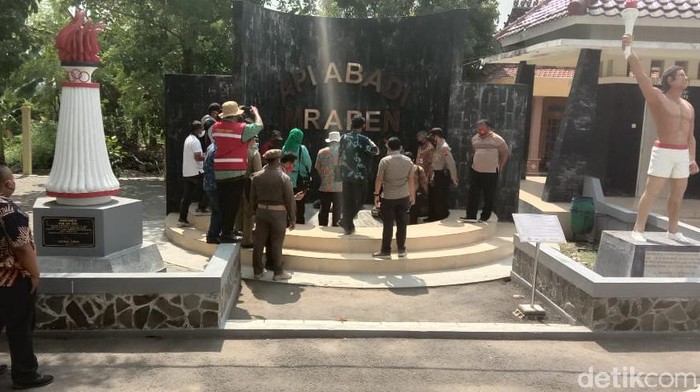 Peninjauan Dinas ESDM Wilayah Kendeng ke Api Abadi Mrapen yang padam total, Grobogan, Jumat (2/10/2020).