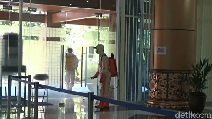 Penyemprotan disinfektan di Menara Wijaya Pemkab Sukoharjo, Jumat (2/10/2020).
