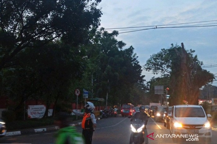 Petugas Sudinhub Jaktim mengurai simpul kemacetan kendaraan di Jalan Bina Marga Cipayung imbas promosi makanan siap saji, Jumat (2/10/2020). (ANTARA/HO-Sudinhub Jaktim)