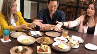 Ada steak, waffle, roti hingga nasi goreng sebagai menu makanan yang dipilih Phillip saat syuting bersama kedua presenter lainnya. Foto: Instagram @phillipjusuf