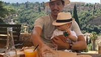 Jalan-jalan ke Granada di Spanyol bersama keluarganya, Philip bagikan momen serunya saat sarapan bersama sang putra. Foto: Instagram @phillipjusuf
