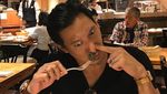 Gaya Kulineran Om Pemersatu Bangsa, Phillip Jusuf Saat Makan Steak