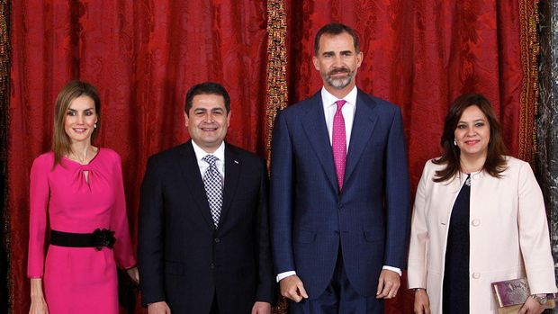 Presiden dan Ibu Negara Honduras Raja Spanyol Felipe VI (kedua dari kanan) and Ratu Letizia (kiri) foto bersama Presiden Honduras Juan Orlando Hernandez Alvarado (kedua dari kiri) dan istrinya Ana Rosalinda Garcia (kanan) Royal Palace, Madrid, Spanyol.