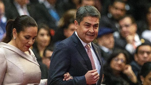 FILE - In this Jan. 14, 2020, file photo, Honduras' President Juan Orlando Hernandez, accompanied by his wife, Ana García, arrives for the swearing-in ceremony for Guatemala's new President Alejandro Giammattei at the National Theater in Guatemala City. Hernandez announced in June that he and his wife had tested positive, along with two other people who worked closely with them. (AP Photo/Moises Castillo, File)