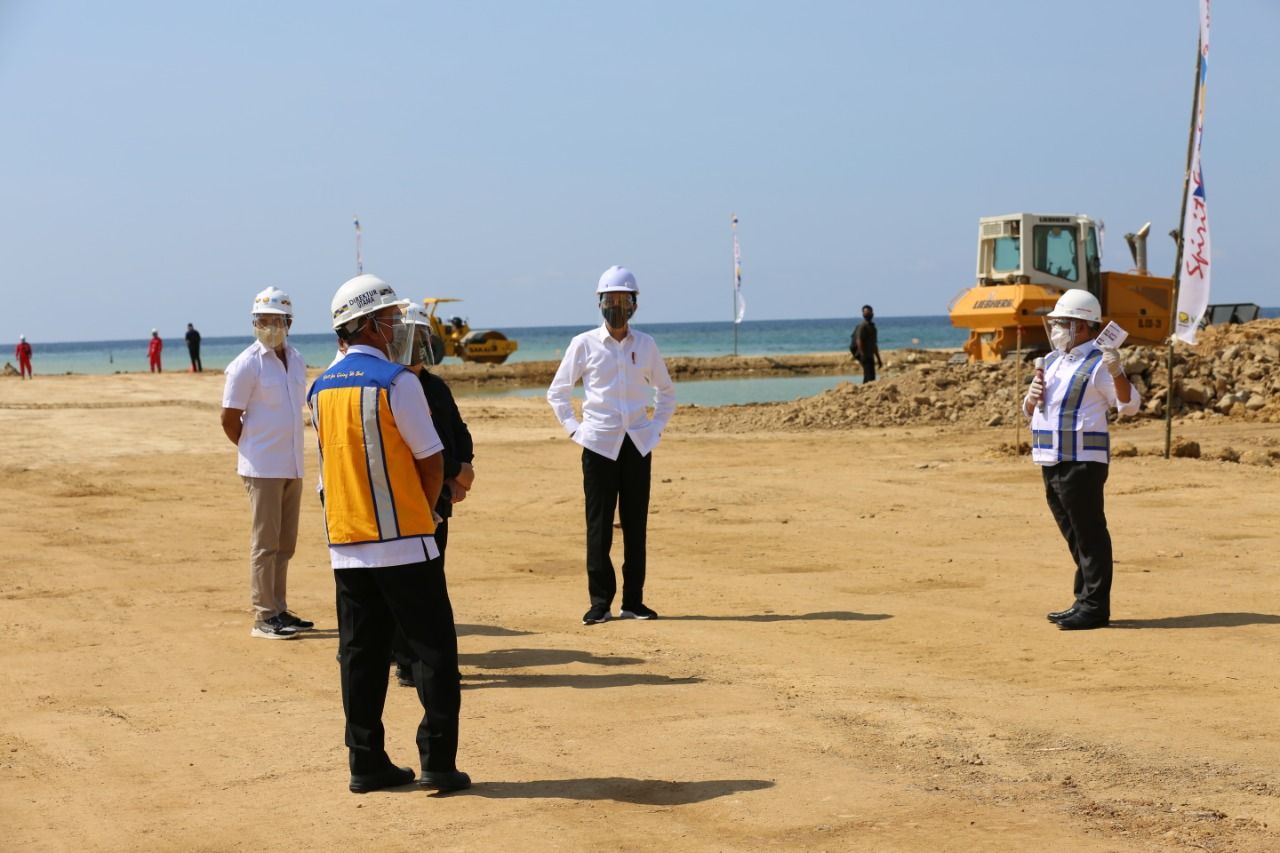 Presiden Joko Widodo saat menyambangi proyek Terminal Multipurpose Wae Kelambu Pelabuhan Labuan Bajo, proyek yang sedang dikerjakan Brantas Abipraya ini nantinya akan memberikan wajah baru bagi Pelabuhan Labuan Bajo. (Dok Brantas Abipraya)