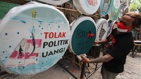 Meski sederhana poster-poster tersebut sarat akan seruan Pilkada damai.