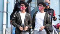 Penyanyi dangdut kembar itu tampil dengan busana seragam yakni jaket, kaos putih dan jeans robek. Pool/Noel/detikFoto.