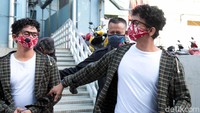Nah, ini Ridho narik Rizki atau sebaliknya ya? Pool/Noel/detikFoto.